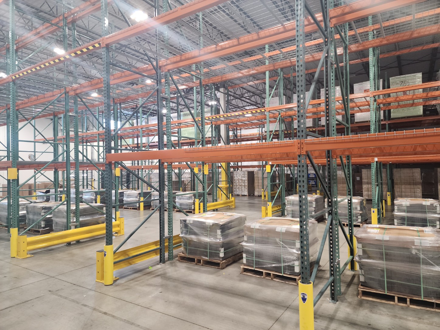 pallet racking with column and row end protectors